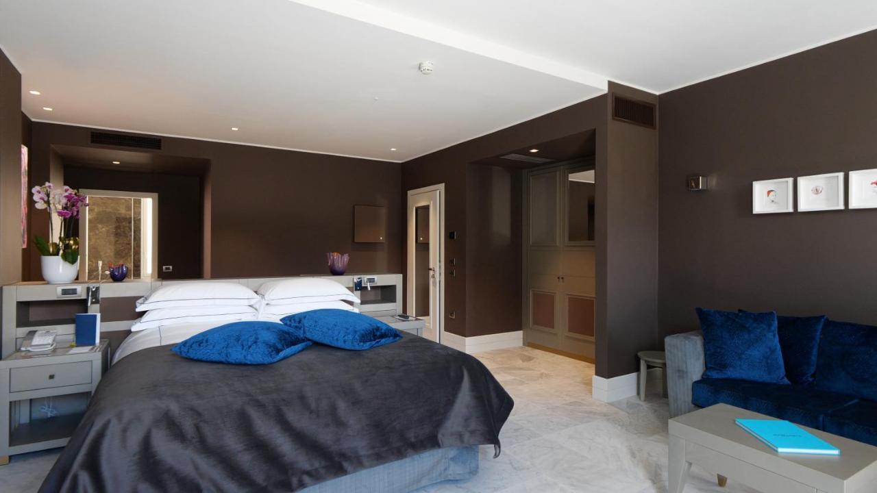 Palazzo Doglio Hotel Каляри Екстериор снимка A bedroom at the hotel