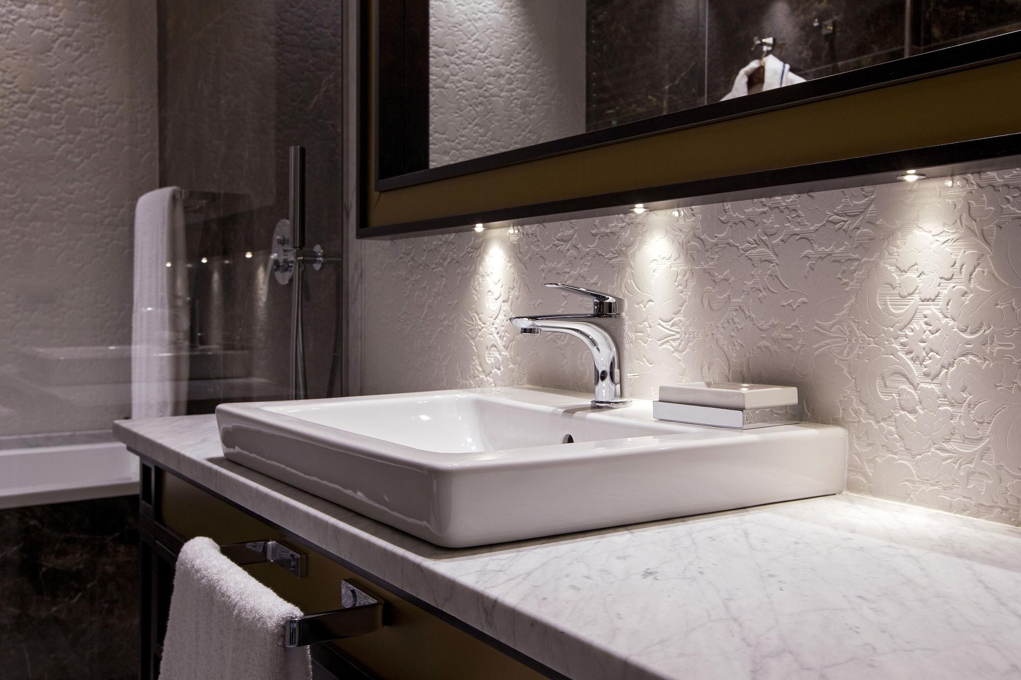 Palazzo Doglio Hotel Каляри Екстериор снимка Bathroom lighting