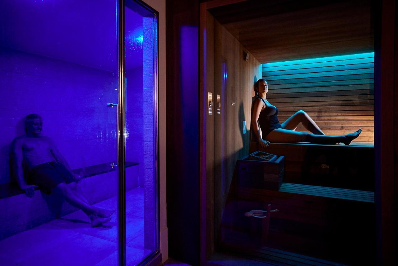 Palazzo Doglio Hotel Каляри Екстериор снимка A woman in a spa